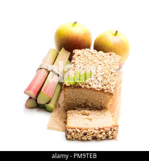 Hausgemachten Rhabarber und Apple Kuchen gekrönt mit Gezuckerter Hafer isoliert auf weißem Stockfoto