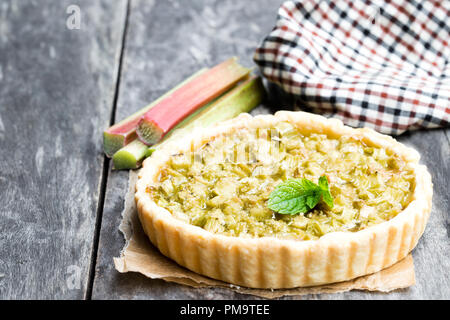 Hausgemachten Rhabarber Torte auf hölzernen Tisch Stockfoto