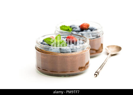 Schokolade Pralinen Mousse mit Beeren isoliert auf weißem Stockfoto