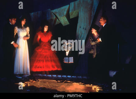 Studio Werbung immer noch von "beetlejuice" Alec Baldwin. Geena Davis, Winona Ryder, Tony Cox, Catherine O'Hara, Jeffrey Jones © 1988 Warner Alle Rechte vorbehalten Datei Referenz # 31694352 THA für die redaktionelle Nutzung nur Stockfoto