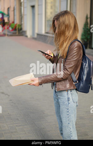 Essen blogger, Foto, take away auf der Straße Stockfoto