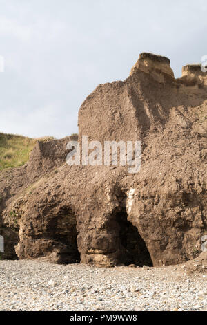 Erosion der Klippen und Höhlen nördlich von Seaham, Co Durham, England, Großbritannien Stockfoto