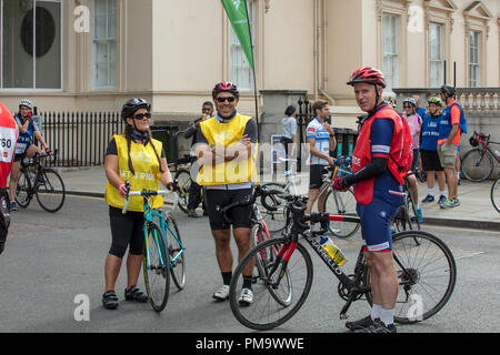 HSBC British Cycling Let's Ride Westminster Veranstaltung 2018. Amateur Radfahrer warten an den Freizeitaktivitäten Rennen in Central London zu nehmen. Stockfoto