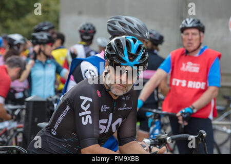 HSBC British Cycling Let's Ride Westminster Veranstaltung 2018. Amateur Radfahrer warten an den Freizeitaktivitäten Rennen in Central London zu nehmen. Stockfoto