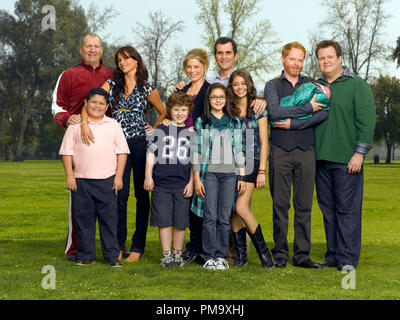 'Modern' Staffel 1 (2009-2012) ED O'NEILL, Rico Rodriguez, Sofia Vergara, NOLAN GOULD, JULIE BOWEN, ARIEL WINTER, TY BURRELL, SARAH HYLAND, JESSE TYLER FERGUSON, ERIC STONESTREET Stockfoto