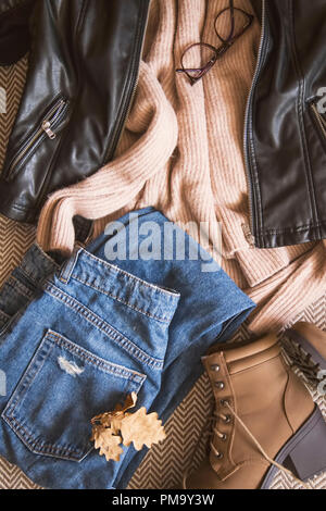 Herbst Bekleidung Outfit mit Jacke, Pullover, Jeans und Stiefel, Blick von oben auf die Herbst/Winter Saison outfit Idee Stockfoto