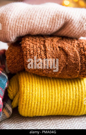 Herbst gemütliche wollenen Pullovern, im Winter warme Kleidung closeup Stockfoto
