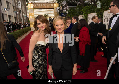 Golden Globe Awards Co-hosts und Schauspielerinnen Tina Fey (für BESTE LEISTUNG VON EINER Schauspielerin nominiert IN EINER FERNSEHSERIE - Komödie oder Musical für ihre Rolle in "30 Rock") und Amy Poehler (für BESTE LEISTUNG VON EINER Schauspielerin nominiert IN EINER FERNSEHSERIE - Komödie oder Musical für ihre Rolle in "PARKS UND ERHOLUNG") der 70. jährlichen Golden Globe Awards teilnehmen im Beverly Hilton in Beverly Hills, CA am Sonntag, den 13. Januar, 20. Stockfoto