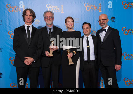 Für beste MINI-SERIES ODER MOTION PICTURE MADE FOR TELEVISION, der Golden Globe vergeben "SPIEL" (HBO), durch Playtone und Everyman Bilder in Verbindung mit HBO-Filme produziert. Jay Roach, Gary Goetzman, Julianne Moore, Danny Strong, und Steven Shareshian pose mit der Auszeichnung backstage in der Presse Zimmer auf der 70. jährlichen Golden Globe Awards im Beverly Hilton in Beverly Hills, CA am Sonntag, den 13. Januar 2013. Stockfoto