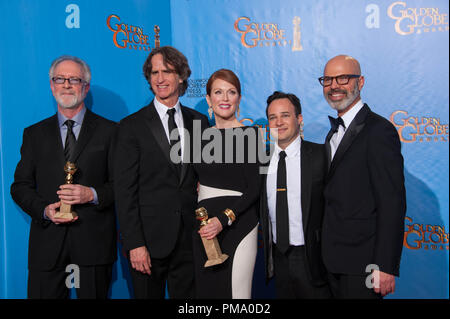 Für beste MINI-SERIES ODER MOTION PICTURE MADE FOR TELEVISION, der Golden Globe vergeben "SPIEL" (HBO), durch Playtone und Everyman Bilder in Verbindung mit HBO-Filme produziert. Gary Goetzman, Jay Roach, Julianne Moore, Danny Strong, und Steven Shareshian pose mit der Auszeichnung backstage in der Presse Zimmer auf der 70. jährlichen Golden Globe Awards im Beverly Hilton in Beverly Hills, CA am Sonntag, den 13. Januar 2013. Stockfoto