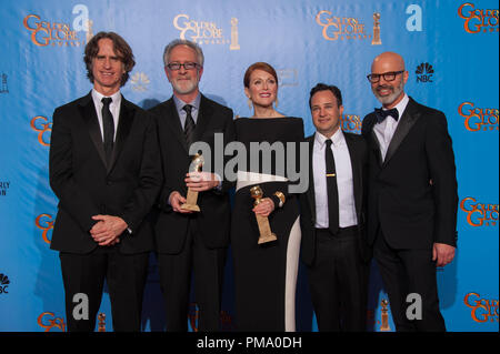 Für beste MINI-SERIES ODER MOTION PICTURE MADE FOR TELEVISION, der Golden Globe vergeben "SPIEL" (HBO), durch Playtone und Everyman Bilder in Verbindung mit HBO-Filme produziert. Jay Roach, Gary Goetzman, Julianne Moore, Danny Strong, und Steven Shareshian pose mit der Auszeichnung backstage in der Presse Zimmer auf der 70. jährlichen Golden Globe Awards im Beverly Hilton in Beverly Hills, CA am Sonntag, den 13. Januar 2013. Stockfoto