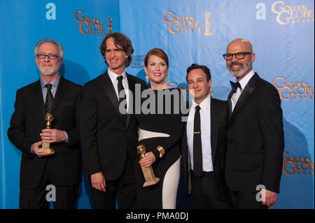 Für beste MINI-SERIES ODER MOTION PICTURE MADE FOR TELEVISION, der Golden Globe vergeben "SPIEL" (HBO), durch Playtone und Everyman Bilder in Verbindung mit HBO-Filme produziert. Gary Goetzman, Jay Roach, Julianne Moore, Danny Strong, und Steven Shareshian pose mit der Auszeichnung backstage in der Presse Zimmer auf der 70. jährlichen Golden Globe Awards im Beverly Hilton in Beverly Hills, CA am Sonntag, den 13. Januar 2013. Stockfoto