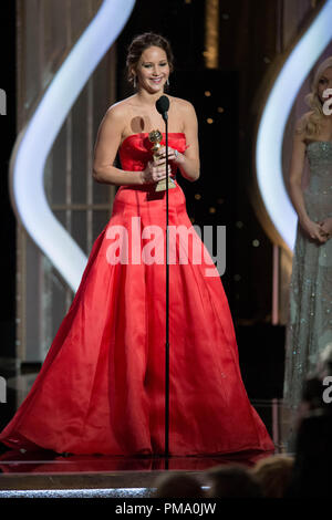 Jennifer Lawrence akzeptiert die Golden Globe Award für die beste Leistung von einer Schauspielerin in einem Kinofilm - Komödie oder Musical für ihre Rolle in "SILBERSTREIFEN PLAYBOOK" auf der 70. jährlichen Golden Globe Awards im Beverly Hilton in Beverly Hills, CA am Sonntag, den 13. Januar 2013. Stockfoto