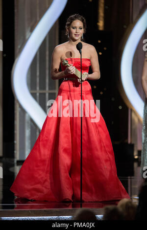 Jennifer Lawrence akzeptiert die Golden Globe Award für die beste Leistung von einer Schauspielerin in einem Kinofilm - Komödie oder Musical für ihre Rolle in "SILBERSTREIFEN PLAYBOOK" auf der 70. jährlichen Golden Globe Awards im Beverly Hilton in Beverly Hills, CA am Sonntag, den 13. Januar 2013. Stockfoto