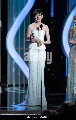 Anne Hathaway akzeptiert die Golden Globe Award für die beste Leistung von einer Schauspielerin in einer Nebenrolle IN EINEM KINOFILM für ihre Rolle in "Les Miserables" auf der 70. jährlichen Golden Globe Awards im Beverly Hilton in Beverly Hills, CA am Sonntag, den 13. Januar 2013. Stockfoto