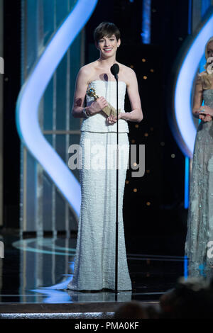 Anne Hathaway akzeptiert die Golden Globe Award für die beste Leistung von einer Schauspielerin in einer Nebenrolle IN EINEM KINOFILM für ihre Rolle in "Les Miserables" auf der 70. jährlichen Golden Globe Awards im Beverly Hilton in Beverly Hills, CA am Sonntag, den 13. Januar 2013. Stockfoto