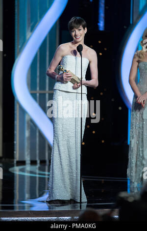 Anne Hathaway akzeptiert die Golden Globe Award für die beste Leistung von einer Schauspielerin in einer Nebenrolle IN EINEM KINOFILM für ihre Rolle in "Les Miserables" auf der 70. jährlichen Golden Globe Awards im Beverly Hilton in Beverly Hills, CA am Sonntag, den 13. Januar 2013. Stockfoto