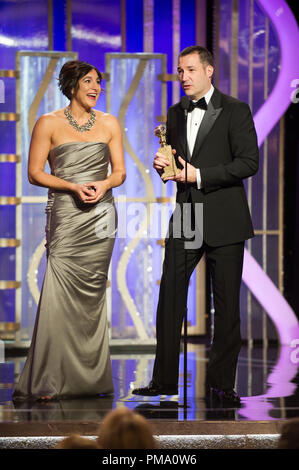 Die Annahme der Golden Globe für den besten Animationsfilm für "brave" ist (von rechts) die Hersteller Katherine Sarafian und Mark Andrews auf der 70. jährlichen Golden Globe Awards im Beverly Hilton in Beverly Hills, CA am Sonntag, den 13. Januar 2013. Stockfoto