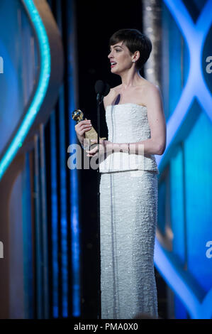 Anne Hathaway akzeptiert die Golden Globe Award für die beste Leistung von einer Schauspielerin in einer Nebenrolle IN EINEM KINOFILM für ihre Rolle in "Les Miserables" auf der 70. jährlichen Golden Globe Awards im Beverly Hilton in Beverly Hills, CA am Sonntag, den 13. Januar 2013. Stockfoto