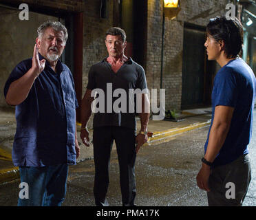 (L - r) Regisseur Walter Hill, Sylvester Stallone und SUNG KANG am Set von Warner Bros. Bilder, Dark Castle Unterhaltungen und im Globals Action-thriller KUGEL IN DEN KOPF, ein Warner Bros.-Bilder freigeben. Stockfoto