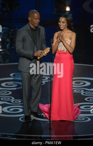 Jamie Foxx, Kerry Washington den Oscar® für den besten Live Action Short Film während der Live ABC Fernsehen der Oscars® von der Dolby® Theater in Hollywood, CA, Sonntag, 24. Februar 2013 ausgestrahlt. Stockfoto