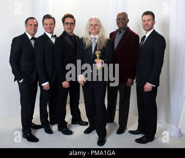 Claudio Miranda stellt Backstage mit der Oscar® und Mark Ruffalo, Jeremy Renner, Robert Downey Jr., Samuel L. Jackson, und Chris Evans nach dem Gewinn für die Errungenschaft in der kinematographie Für die Arbeit an "Pi" während der Live ABC Telecast der Oscars® von der Dolby® Theater in Hollywood, CA, Sonntag, 24. Februar 2013. Stockfoto