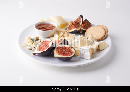 Käseplatte mit Früchten und Cookies auf hellen Hintergrund Stockfoto