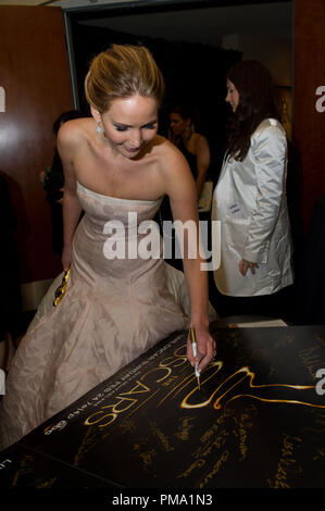 Nach dem Gewinn der Oscar® für die Leistung von einer Schauspielerin in einer Hauptrolle für ihre Rolle in "Silberstreifen Playbook", Schauspielerin Jennifer Lawrence ist Backstage mit ihren Oscar® während der Live Sendung im ABC Television Network von der Dolby® Theater in Hollywood, CA, Sonntag, 24. Februar 2013. Stockfoto