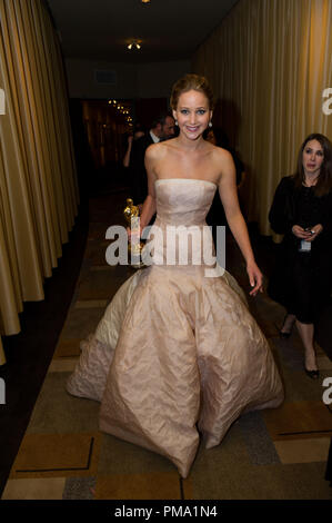 Nach dem Gewinn der Oscar® für die Leistung von einer Schauspielerin in einer Hauptrolle für ihre Rolle in "Silberstreifen Playbook", Schauspielerin Jennifer Lawrence ist Backstage mit ihren Oscar® während der Live Sendung im ABC Television Network von der Dolby® Theater in Hollywood, CA, Sonntag, 24. Februar 2013. Stockfoto