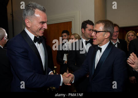 Schauspieler Daniel Day-Lewis, Oscar®-Preisträger für Leistung durch einen Schauspieler in einer Hauptrolle für seine Rolle in "Lincoln" gratuliert Christoph Waltz, Oscar®-Preisträger für einen Schauspieler in einer unterstützenden Rolle für 'Django Unchained", hinter der Bühne. Die Oscars® präsentiert live im ABC Television Network von der Dolby® Theater in Hollywood, CA, Sonntag, 24. Februar 2013. Stockfoto