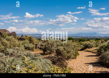 Blick auf die Stadt Albuquerque, Landschaft und die Sandia Mountains vom Piedras Marcadas Canyon Trail im Petroglyph National Monument, New Mexico USA Stockfoto