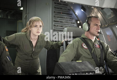 (L-R) Amy Adams als Lois Lane und CHRISTOPHER MELONI als Oberst Nathan Hardy in Warner Bros. Pictures' und legendären Bilder' Action Adventure "MANN AUS STAHL", ein Warner Bros.-Bilder freigeben. Stockfoto