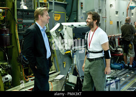 (L-R) Produzent Christopher Nolan und Regisseur Zack Snyder auf dem Set von Warner Bros. Pictures' und legendären Bilder' Action Adventure "MANN AUS STAHL", ein Warner Bros.-Bilder freigeben. Stockfoto