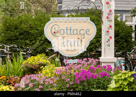 No Vacancy"-Schild auf einer urigen Hütte, von farbenfrohen Gärten umgeben, auf dem resort insel Mackinac Island, Michigan, USA. Stockfoto