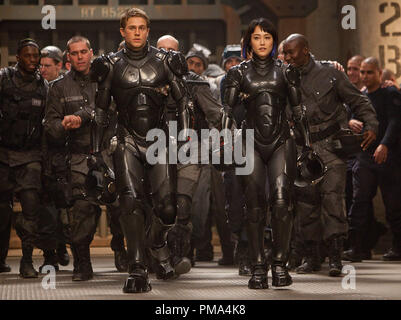 (L-R) CHARLIE HUNNAM als Raleigh Becket und RINKO KIKUCHI als Mako Mori in der Sci-fi-action Adventure" Warner Bros. Bilder und legendären Bilder Pacific Rim', ein Warner Bros.-Bilder freigeben. Stockfoto