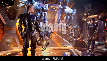 (L-R) CHARLIE HUNNAM als Raleigh Becket und RINKO KIKUCHI als Mako Mori in der Sci-fi-action Adventure" Warner Bros. Bilder und legendären Bilder PACIFIC RIM', ein Warner Bros.-Bilder freigeben. Stockfoto