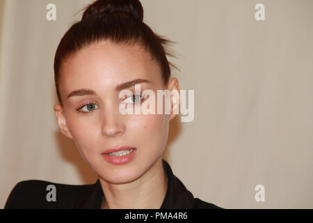 Rooney Mara'Ai nicht, Sie Stellen der Heiligen Portrait Session, 14. Juni 2013. Reproduktion von amerikanischen Boulevardzeitungen ist absolut verboten. Datei Referenz # 32006 028 GFS nur für redaktionelle Verwendung - Alle Rechte vorbehalten Stockfoto