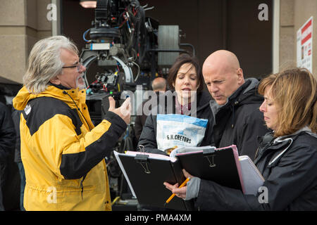 (L - R) Regisseur Dean Parisot, Mary Louise Parker und Bruce Willis am Set von Red 2 Foto: Jan Thijs © 2013 Summit Entertainment, LLC. Alle Rechte vorbehalten. Stockfoto