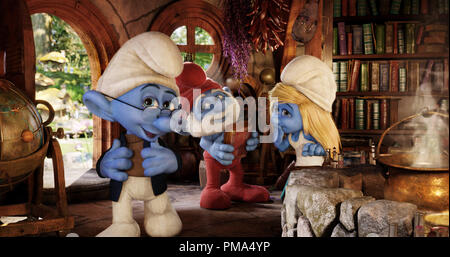 Erzähler Smurf (Christian Kane), Papa Schlumpf (Jonathan Winter) und Schlumpfine (Katy Perry) in Sony Pictures Animation die Schlümpfe 2. Stockfoto