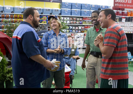Eric Lamonsoff (Kevin James), Marcus Higgins (David Spade), Robideaux (Jonathan Loughran), Kurt McKenzi (Chris Rock), und Lenny Feder (Adam Sandler) in Kolumbien Bilder ERWACHSENE 2. Stockfoto