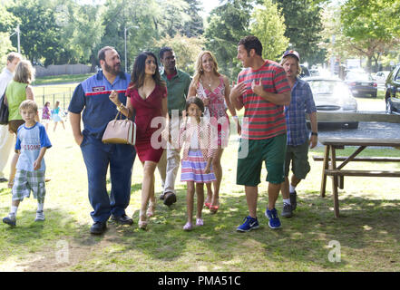 Bean Lamonsoff (Frank/Morgan Gingerich), Eric Lamonsoff (Kevin James), Roxanne Feder (Salma Hayek), Kurt McKenzie (Chris Rock), Becky Feder (alexys Nycole Sanchez), Sally Lamonsoff (Maria Bello), Lenny Feder (Adam Sandler) und Marcus Higgins (David Spade) zu Fuß zum Eis Haus in Columbia Pictures' ERWACHSENEN 2. Stockfoto