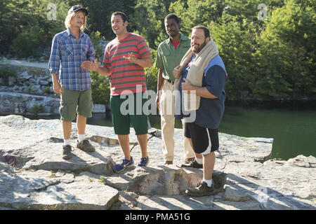 Marcus Higgins (David Spade), Lenny Feder (Adam Sandler), Kurt McKenzi (Chris Rock) und Eric Lamonsoff (Kevin James) am Steinbruch in Columbia Pictures' ERWACHSENEN 2. Stockfoto