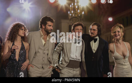 (L und R) Amy Adams, Bradley Cooper, Jeremy Renner, Christian Bale und Jennifer Lawrence in Columbia Pictures' amerikanischen HUSTLE. Stockfoto