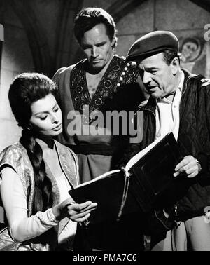 Sophia Loren, Charlton Heston, Anthony Mann am Set des Films "El Cid", 1961 Alliierte Künstler Datei Referenz # 32263 251 THA Stockfoto