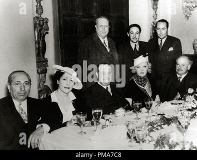 William Randolph Hearst, Irving Thalberg, Hal Wallis, Louis B. Mayer, Baronin Philippe de Rothschild, Oberst Henry Roosevelt, Marion Davies, und Baron Philippe de Rothschild ca. 1935 Datei Referenz # 32263 254 THA Stockfoto