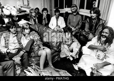 Maharishi Mahesh Yogi, Paul McCartney, Jane Asher, Ringo Starr, John Lennon, George Harrison, Mia Farrow und Sänger Donovan, ca. 1967 Datei Referenz # 32263 482 THA Stockfoto