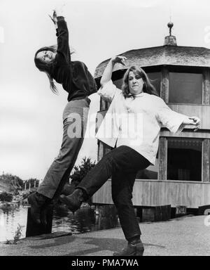 Michelle Phillips und (Mama) Cass Elliott der Gruppe, den Mamas & Papas, ca. 1966 Datei Referenz # 32263 832 THA Stockfoto