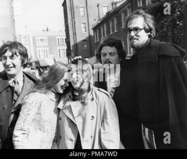 Denny Doherty, Michelle Phillips, (Mama) Cass Elliott und John Phillips der Gruppe, den Mamas & Papas, 1967 Datei Referenz # 32263 835 THA Stockfoto
