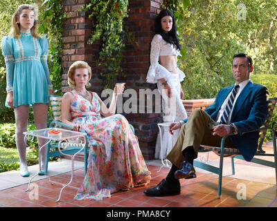 Kiernan Shipka als Sally Draper, Januar Jones als Betty Francis, Jessica Pare als Megan Draper und Jon Hamm als Don Draper - MAD MEN Staffel 7 B, Galerie - Foto: Frank Ockenfels 3/AMC Stockfoto