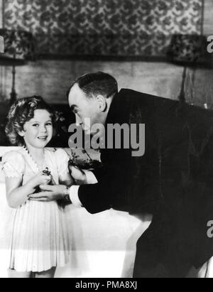 Shirley Temple erhält eine spezielle Juvenile Award Oscar von Drehbuchautor Irwin S Cobb an der 7. jährlichen Academy Awards, 1935 Datei Referenz # 31955 682 THA Stockfoto